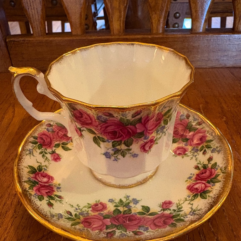 Elizabethan Fine Bone China Teacup & Saucer – Pink Roses & Gold Trim - Picture 6 of 11